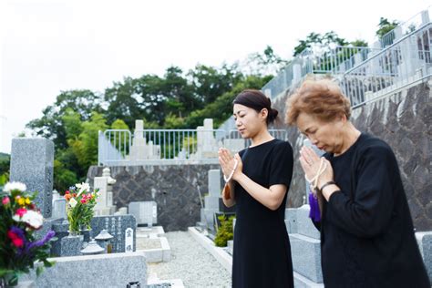 墓前|お墓参りの流れとマナーを解説！お参りの仕方や作法。